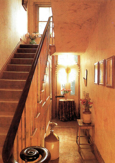 Интерьер прихожей с лестницей в стиле модерн